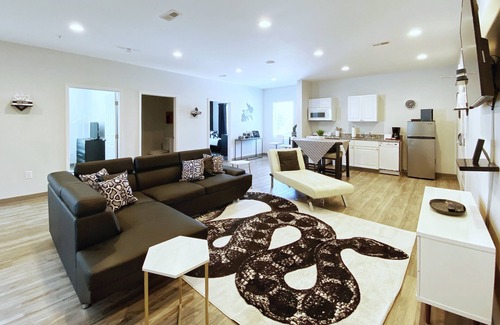 Historic Edgefield Apartment | Good Vibes Suite in East! 4 bd! 8 min ->DT!