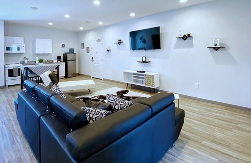 Historic Edgefield Apartment | Good Vibes Suite in East! 4 bd! 8 min ->DT!