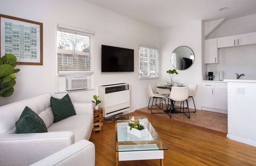 Golden Hill Apartment | Gorgeous 2/1 Apt in the Heart of San Diego! Sleeps 5, Free WiFi & Netflix, Full