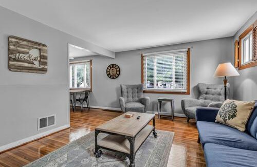 North Buffalo Apartment | Gorgeous 2 Queen Bedroom Lower Apartment in North Buffalo with Free Driveway Parking