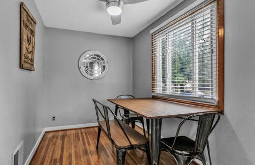 North Buffalo Apartment | Gorgeous 2 Queen Bedroom Lower Apartment in North Buffalo with Free Driveway Parking