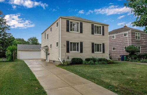 North Buffalo Apartment | Gorgeous 2 Queen Bedroom Lower Apartment in North Buffalo with Free Driveway Parking