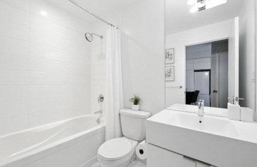 CityPlace Apartment | Gorgeous 2BR in Downtown Toronto w City Views