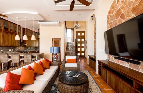 San Pedro Mixtepec Villa | Gorgeous 3 Bedroom Beachfront Villa with Swim Up Bar