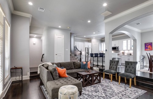 Oak Lawn House | Gorgeous 3-bedroom townhome in Perfect Location!