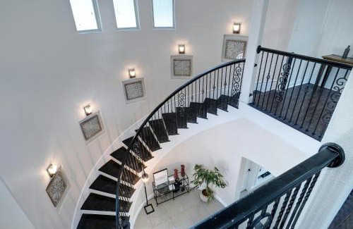 Irving House | GORGEOUS 5-bd 4ba w Pool, Hot Tub, 2 kitchens, & Game Room Near Dallas Airports!