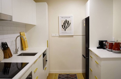 Auckland Central Business District Apartment | Gorgeous Abode With Pool and Parking near SkyTower