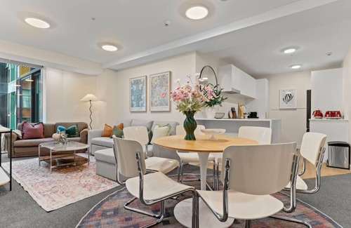 Auckland Central Business District Apartment | Gorgeous Abode With Pool and Parking near SkyTower