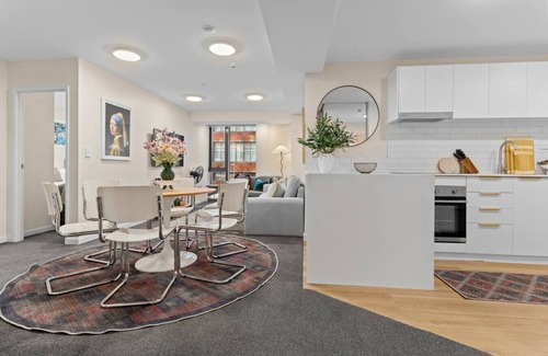 Auckland Central Business District Apartment | Gorgeous Abode With Pool and Parking near SkyTower
