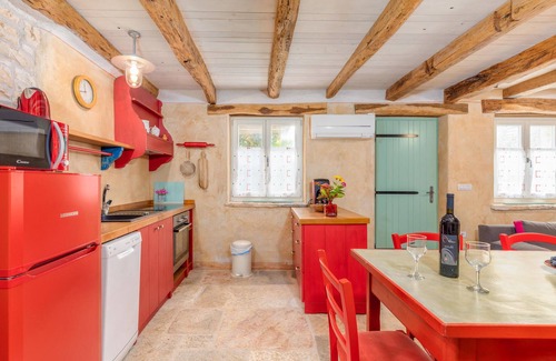 Karlovici Apartment | Gorgeous apartment in Zminj with WiFi