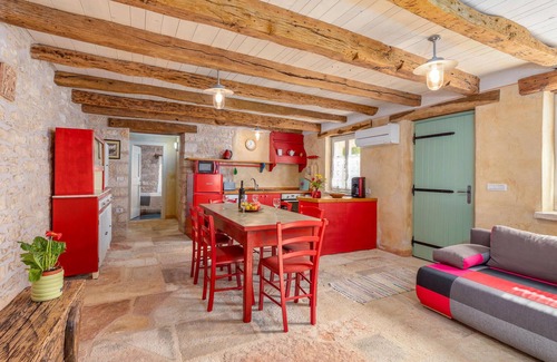 Karlovici Apartment | Gorgeous apartment in Zminj with WiFi