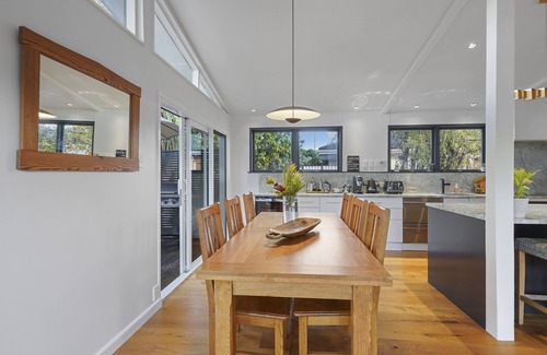 Glendowie Apartment | Gorgeous Family Home-Fully Fenced & Toys
