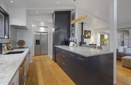 Glendowie Apartment | Gorgeous Family Home-Fully Fenced & Toys