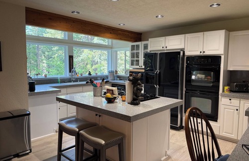 Lake Almanor West House | GORGEOUS FAMILY HOME ON LAW GOLF COURSE. 5 MINUTE WALK TO THE LAKE. SLEEPS 10