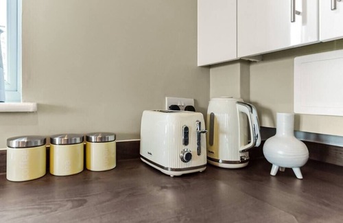 Tottenham Green Apartment | Gorgeous Flat | Perfect for Large Group or Family