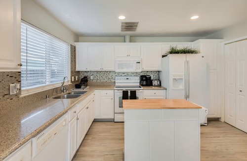 Sacramento House | Gorgeous, Furnished Home w/Pool + 2 Car Garage