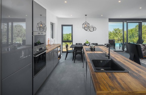 Groznjan House | Gorgeous home in Buje with kitchen