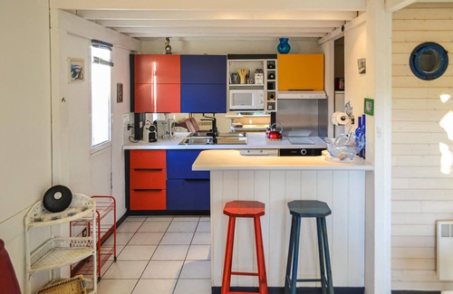 Naujac-Sur-Mer House | Gorgeous home in Naujac-sur-Mer with kitchen