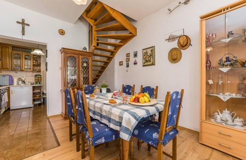 Jakisnica House | Gorgeous home in Lun with WiFi