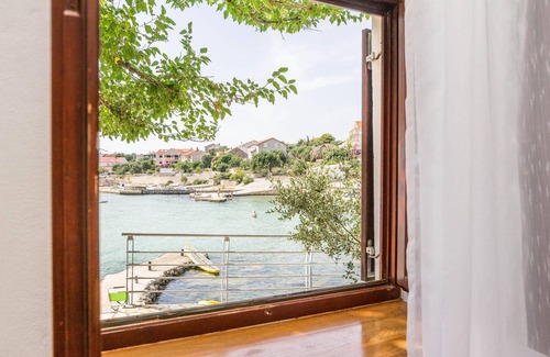 Jakisnica House | Gorgeous home in Lun with WiFi