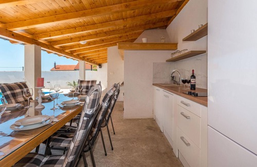 Velim House | Gorgeous home in Nadin with WiFi