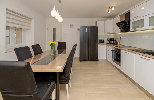 Velim House | Gorgeous home in Nadin with WiFi