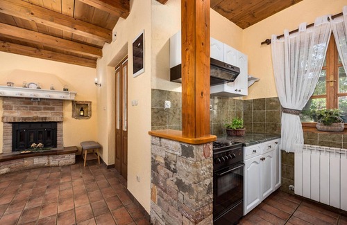 Katun Lindarski House | Gorgeous home in Pazin with kitchen