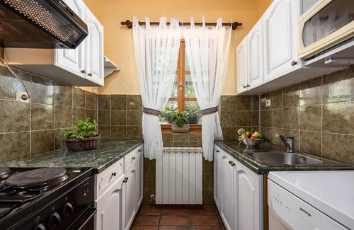 Katun Lindarski House | Gorgeous home in Pazin with kitchen