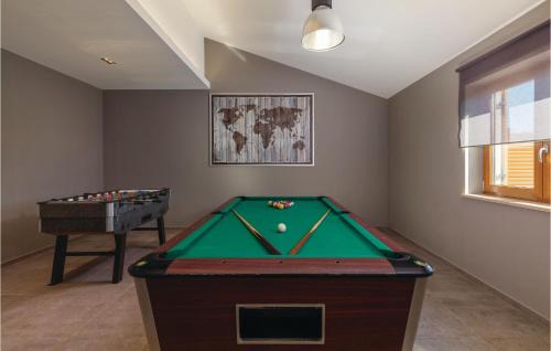 Heki House | Gorgeous Home In Trosti With Jacuzzi