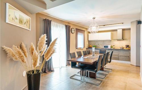 Heki House | Gorgeous Home In Trosti With Jacuzzi