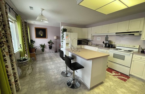 Lone Butte House | Gorgeous Lakeview The Imperial Ranchettes Guest Suite in Horse Lake