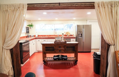 Mineral Wells House | Gorgeous Ridge View Retreat.Historic Casa.Sleeps 11 .Walk to River. ADA Acc.