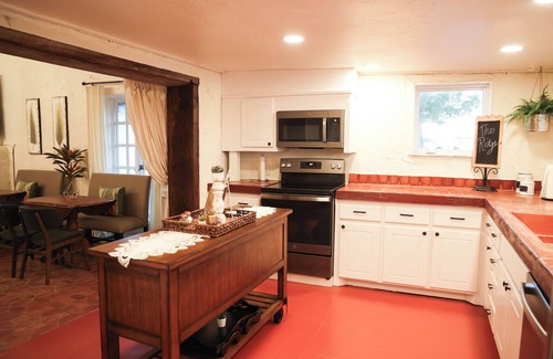 Mineral Wells House | Gorgeous Ridge View Retreat.Historic Casa.Sleeps 11 .Walk to River. ADA Acc.