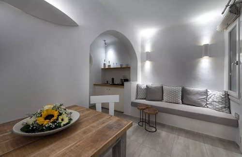 Firostefani Villa | Gorgeous Santorini Villa | Villa Fiedla | 1 Bedroom Suite | Outdoor Hot Tub |.