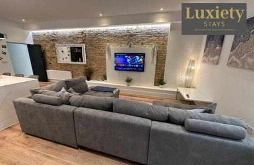 Westcliff-on-Sea Apartment | Gorgeous & Sleek 2BR City Centre Nr Cliffs Pavillion by Luxiety Stays