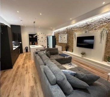 Westcliff-on-Sea Apartment | Gorgeous & Sleek 2BR City Centre Nr Cliffs Pavillion by Luxiety Stays