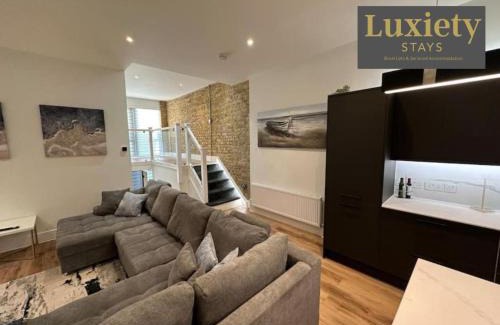 Westcliff-on-Sea Apartment | Gorgeous & Sleek 2BR City Centre Nr Cliffs Pavillion by Luxiety Stays