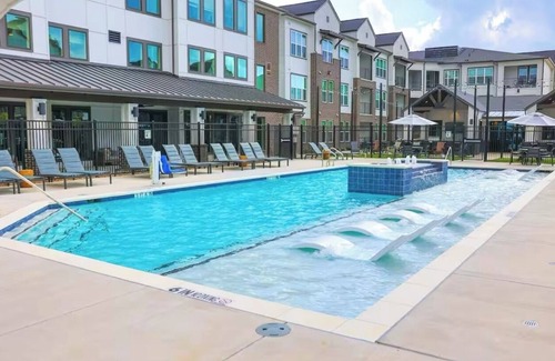 Sherman Apartment | Gorgeous studio apartment in Sherman with pool, WiFi, gym, washer/dryer,