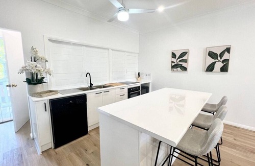 Railway Estate Apartment | Gorgeous Tropical Queenslander - 2km to Stadium