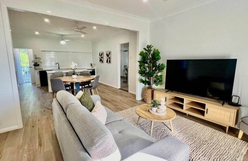Railway Estate Apartment | Gorgeous Tropical Queenslander - 2km to Stadium