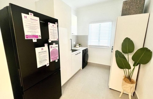Railway Estate Apartment | Gorgeous Tropical Queenslander - 2km to Stadium