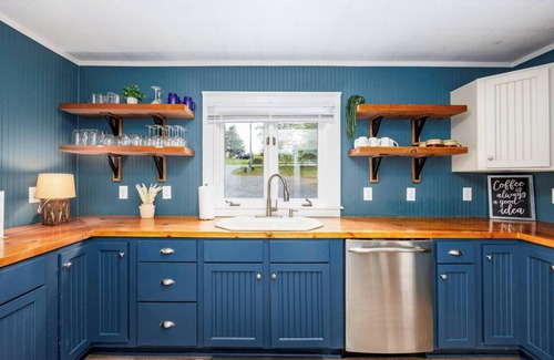 Elkton House | Gorgeous & Updated Riverfront home Sandy beach by River Fire Pit Hot Tub Fishing Kayaks