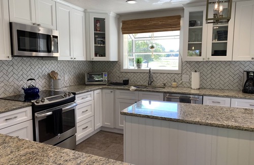 Redwood House | Gorgeous Views of Rogue River from house, patio and lawn