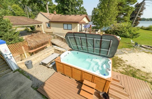 Grand Rapids Cottage | Gr Campau cottage 1 bed · Lakefront hot swim pool spa cottage