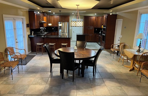 Madisonville House | Graceland 5 Star