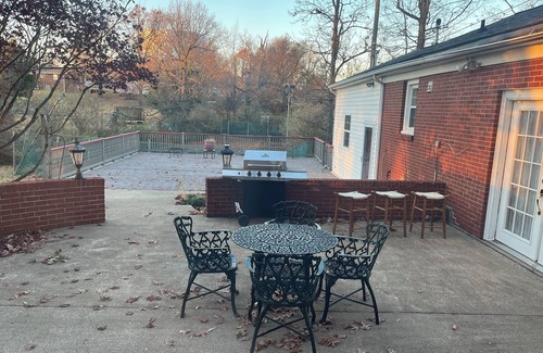 Madisonville House | Graceland 5 Star