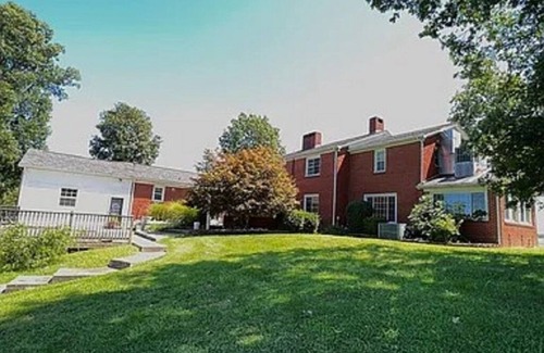 Madisonville House | Graceland 5 Star