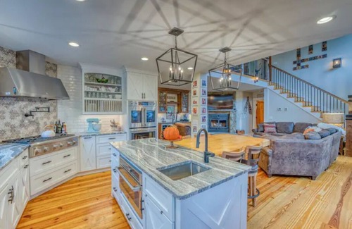 North Woodstock House | “Gracie Mansion” 4 Bed 3.5 Bath near New Loon Mtn