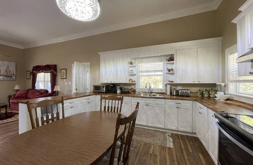 Avon Cottage | Gracie's Place is a charming cottage located in the quaint village of Avon with laid-back atmosphere