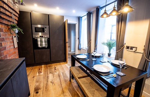 Birmingham City Centre House | Grade 2 Mews Luxury, Industrial 3 BR House with FIREPLACE